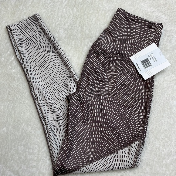 Beyond Yoga Lux Midi Leggings in Etched Fan - Picture 3 of 12